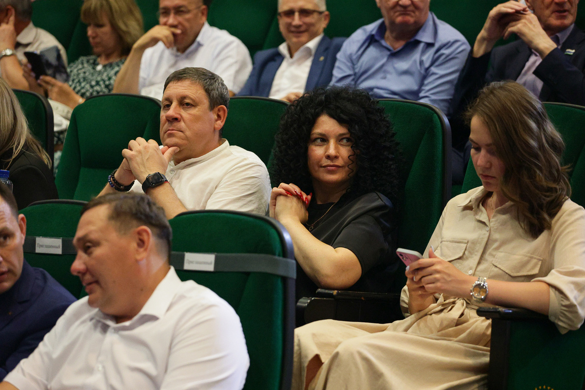 Константин Трофимов – во втором ряду сидит скрестив руки.  Фото: Кабанов Иван