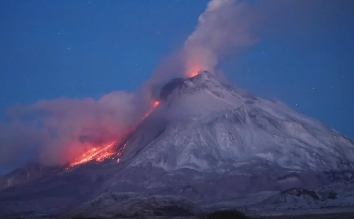    Так вулкан извергался в 2023 году, сейчас из-за снежной погоды извержения практически не видно
