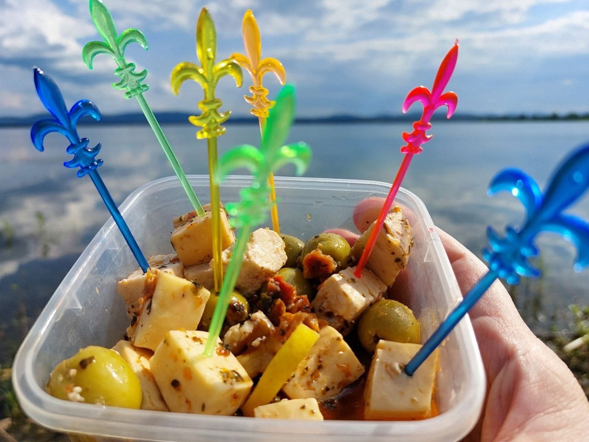 маринованный сыр на пикнике