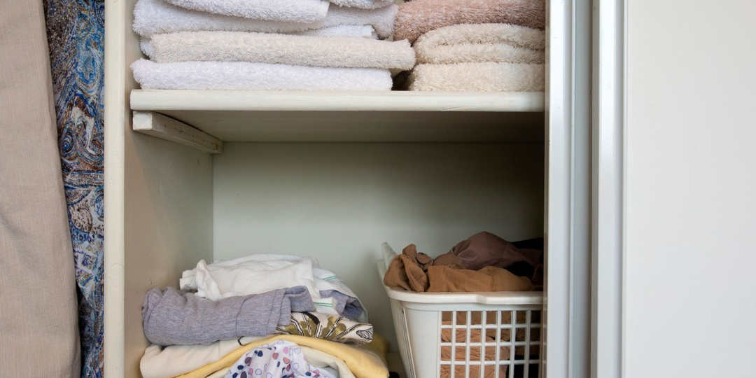 Положите в шкаф. Вы избавитесь от затхлого запаха одежды практически с рук