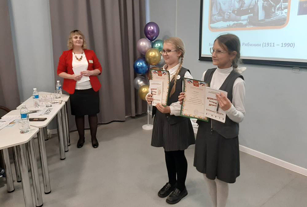 Участники чтений награждаются дипломами и памятными сувенирами
