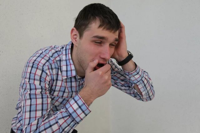    Почему при глотании будто что-то мешает и болит горло?