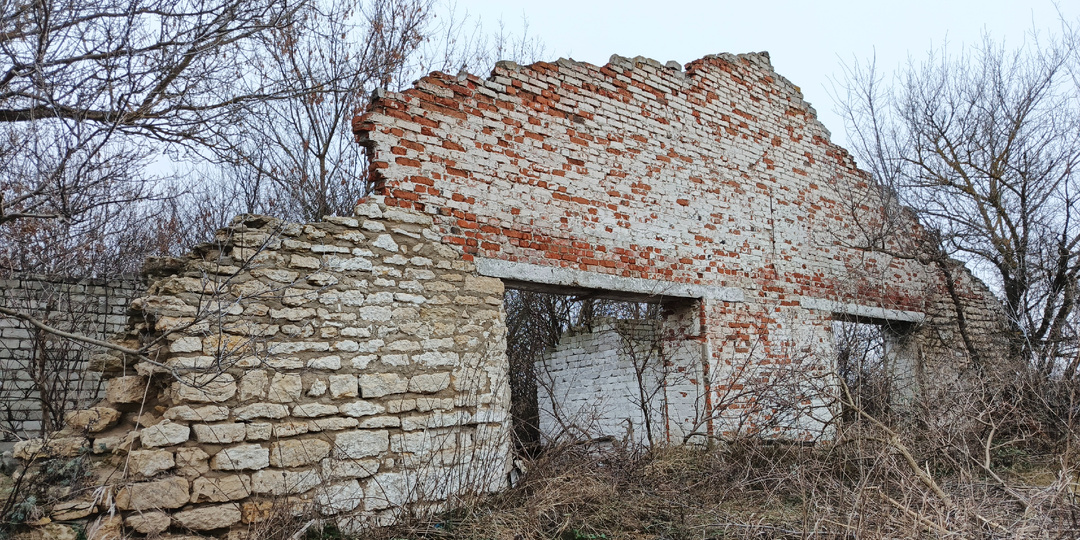 Прогулялись по руинам заброшенный фермы и местной свалке. Без находок оттуда не уехали