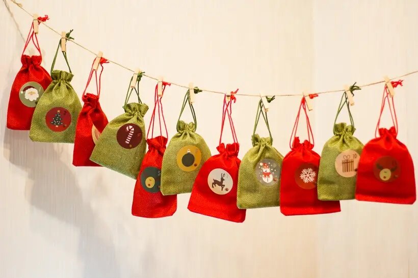  Мешочки адвент-календаря вешают на видном месте и каждый день снимают по одному   © "Интерфакс". Ольга Павлова