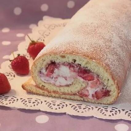 Рулет с заварным кремом и фруктами. Проверенный рецепт, рулет получится даже у новичка.  И очень вкусно