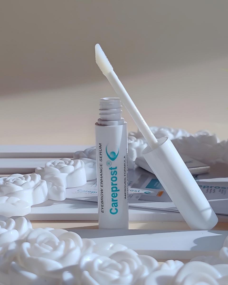 ーСыворотка на основе пептидного комплекса – Капиксила 5%. Начну с того, что в своё время как думаю и многие, выщипывала брови пинцетом, меняя переодически их форму и в связи с такими манипуляциями нарушился естественный рост волосков. 