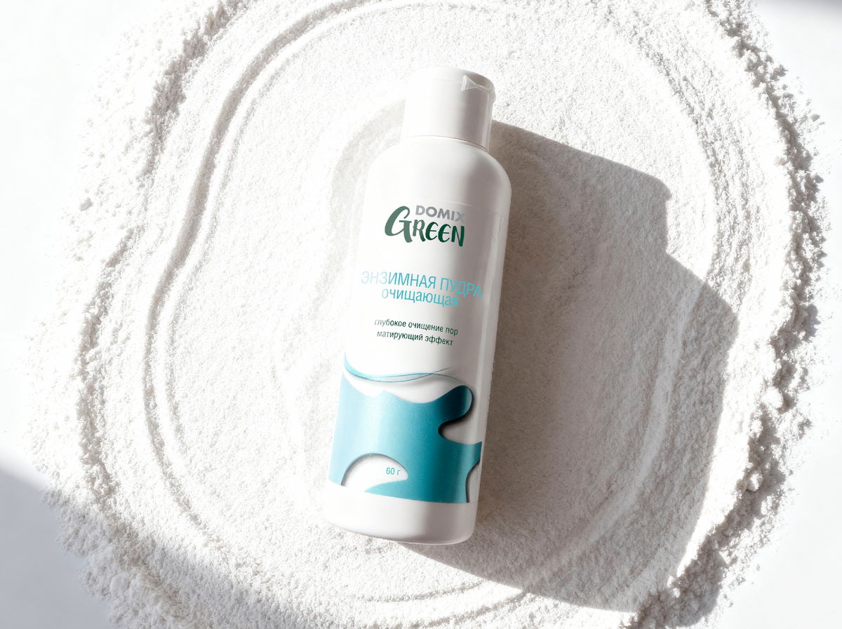 Энзимная пудра DOMIX Green. В составе - энзимы (бромелайн и папаин), ниацинамид, каолин, мягкий ПАВ на основе кокосового масла, аллантоин
