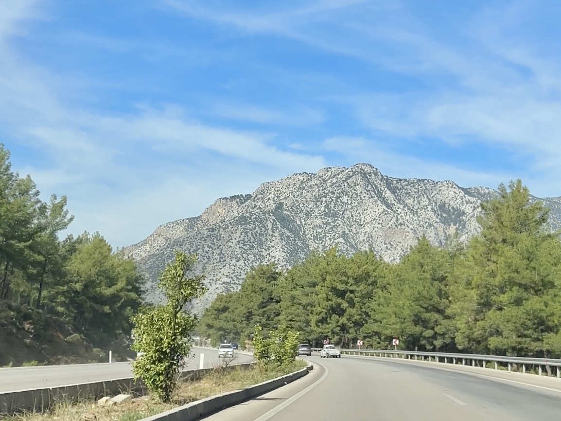 Дорога к каньону Гювер. Листайте дальше, чтобы увидеть больше.