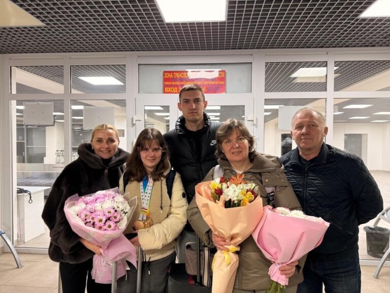    Оренбургскую шахматистку Анну Шухман поздравили с победой прямо в аэропорту Антон Пичурин