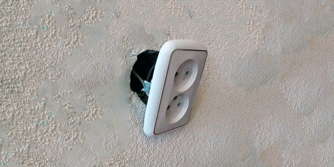 Что делать, если розетка шатается или выпадает из стены? Простой и быстрый способ ее зафиксировать