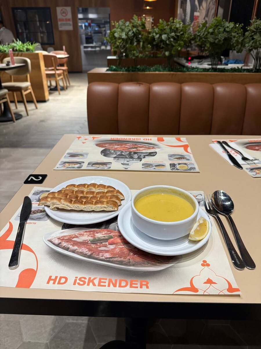 Обычно с этому супу подают ещё и хлеб