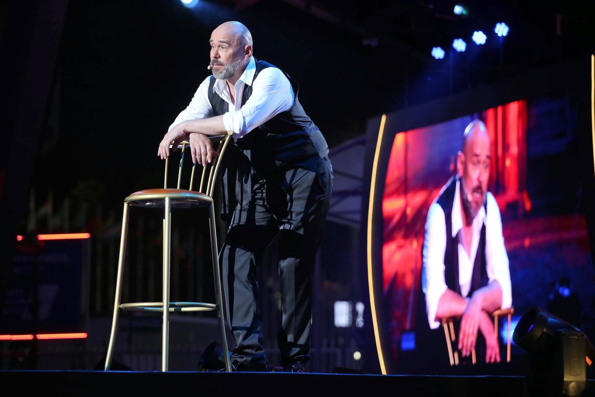    В шестилетнем возрасте будущий артист впервые попал на съёмочную площадку. Он не только увидел, как идёт работа над фильмом Александра Панкратова-Чёрного «Похождения графа Невзорова», но и исполнил в нём эпизодическую роль / Legion-Media