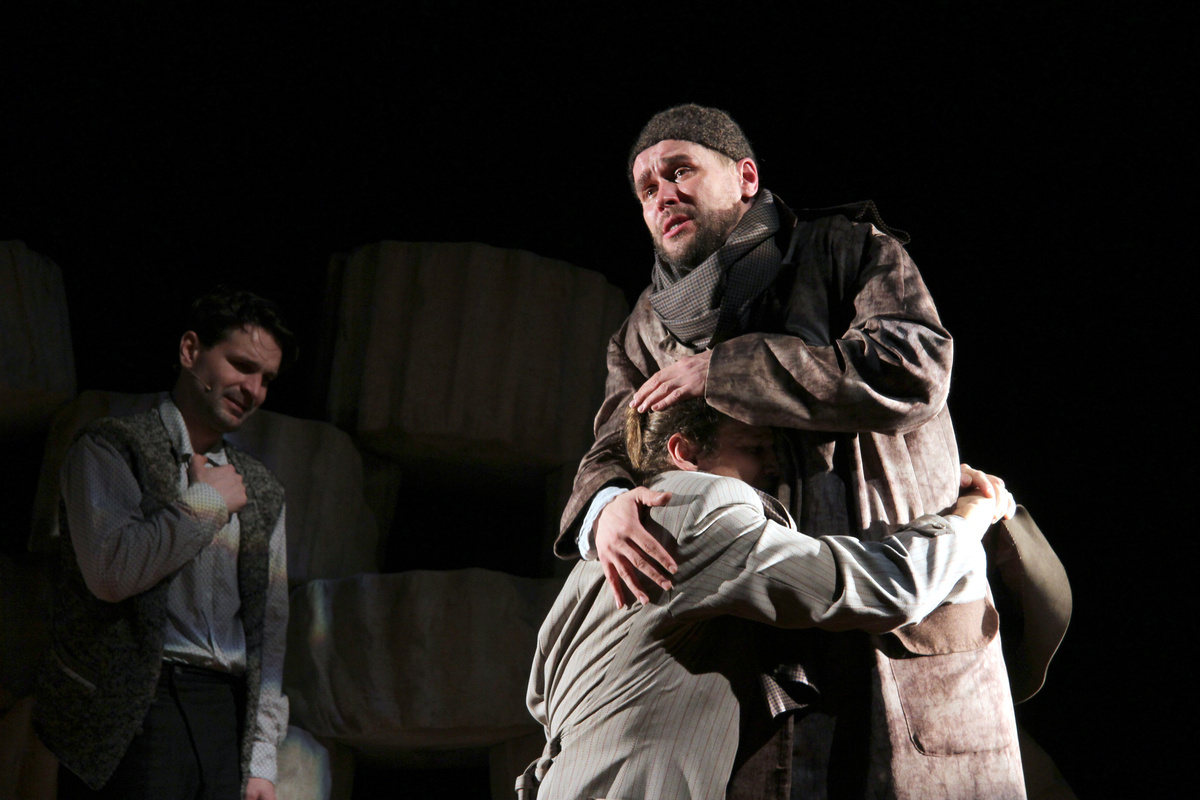    После этого Аверин стал интересоваться актёрским искусством. Он учился в театральной студии при Доме кино, а уже в возрасте девяти лет исполнил роль на сцене — в постановке «Бранденбургские ворота» Театра миниатюр (сейчас театр «Эрмитаж»). На фото — сцена из спектакля «Всё о мужчинах» / globallookpress.com / Ekaterina Tsvetkova