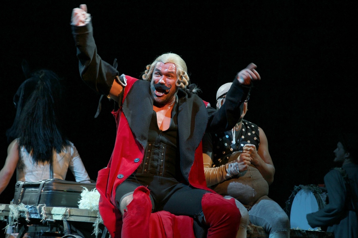    В 1997 году Максим Аверин окончил Высшее театральное училище имени Б.В. Щукина и по приглашению Константина Райкина присоединился к труппе театра «Сатирикон» / globallookpress.com / Максим Аверин в постановке «Укрощение» на сцене театра «Сатирикон» / Ekaterina Tsvetkova