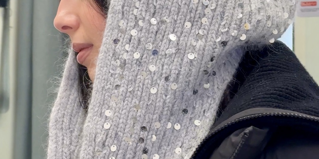 Зимние аксессуары 2025–2026: как шапки, шарфы и перчатки делают образ ярче