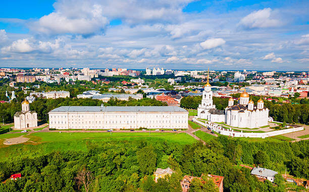 Слева направо: Дмитриевский собор, музейные палаты, Успенский собор. Фото из библиотеки iStock.