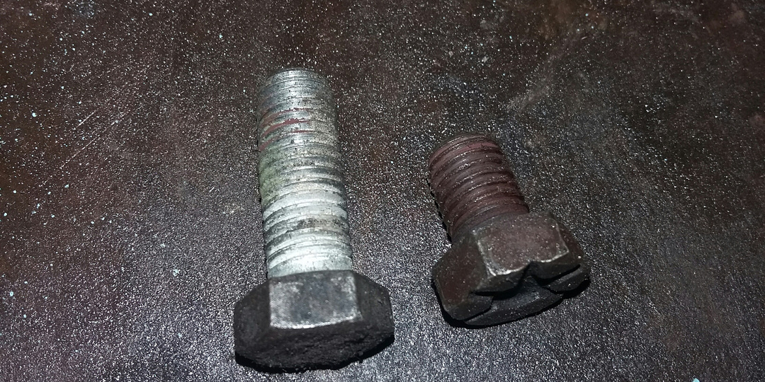 Эта смесь откручивает даже «мертвые» болты и работает лучше WD-40: простой рецепт, о котором молчат мастера
