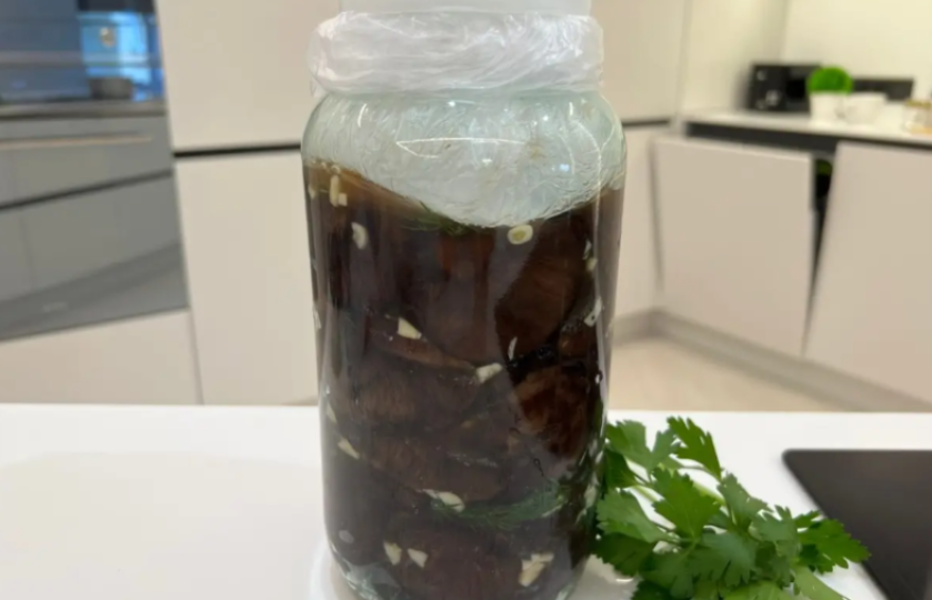 Как сохранить открытые соленья на месяцы: Совет, который удивит даже вашу бабушку...