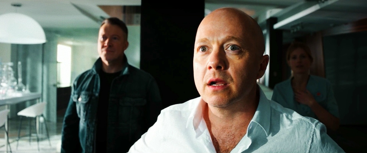 Персонаж Стычкина — с его шкурным интересом (по-человечески, разумеется, понятным, но от того не менее противным и мелким) — сильно пошлит и дешевит всю эту историю в целом.