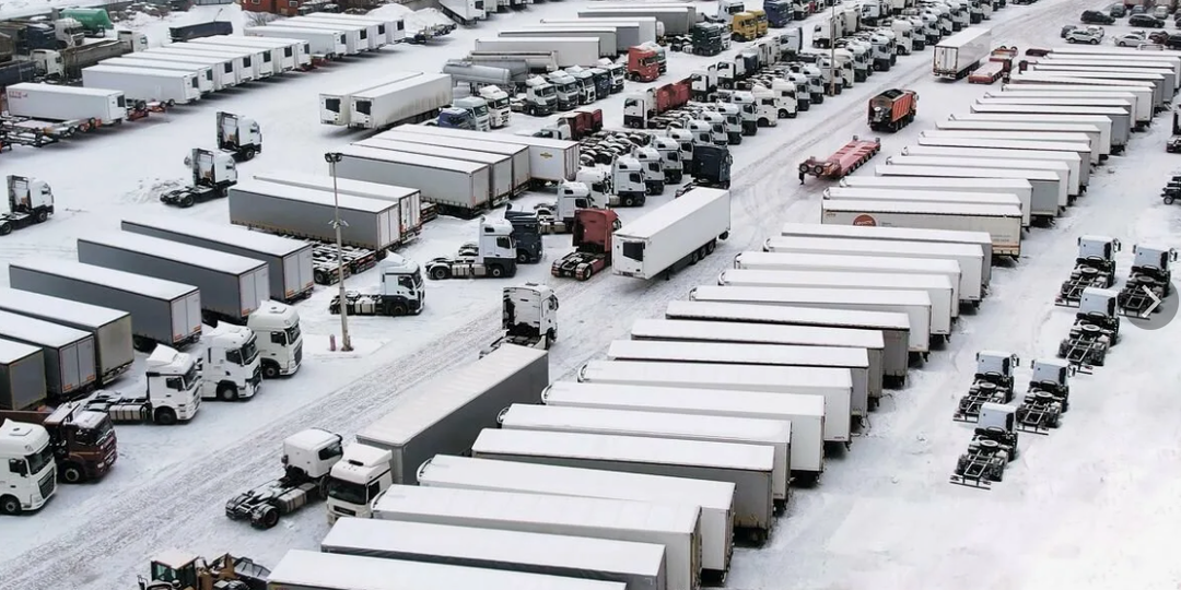 Грузовики встали: продажи тяжелой техники в России рухнули более чем в два раза! Что это значит для бизнеса?