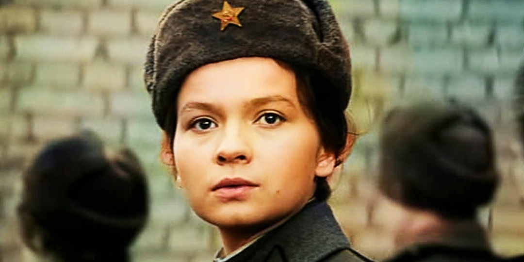 Актриса Наталья Рычагова, не смогла пережить уход дочери и мужа, и ушла в след за ними. Непростая судьба Маши из "Офицеров"