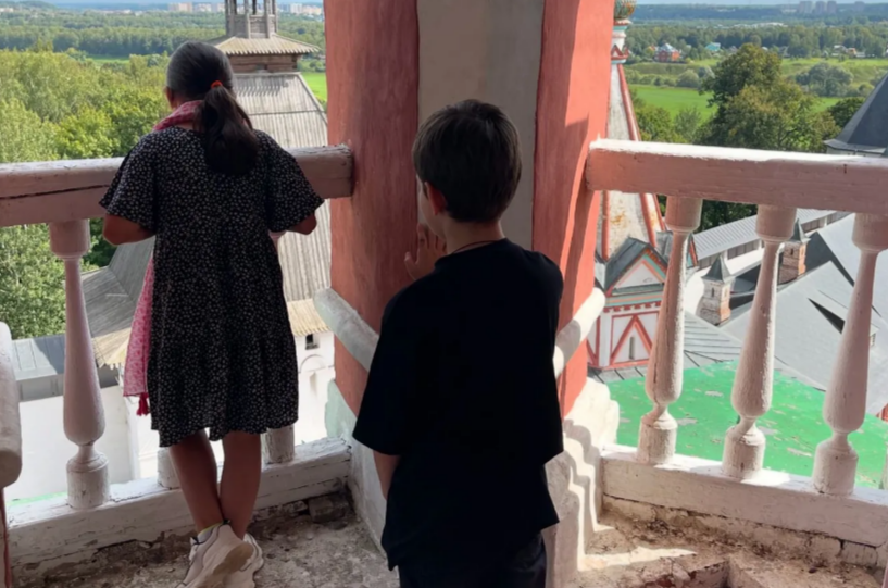 Нину и Даню мама оставила в аэропорту