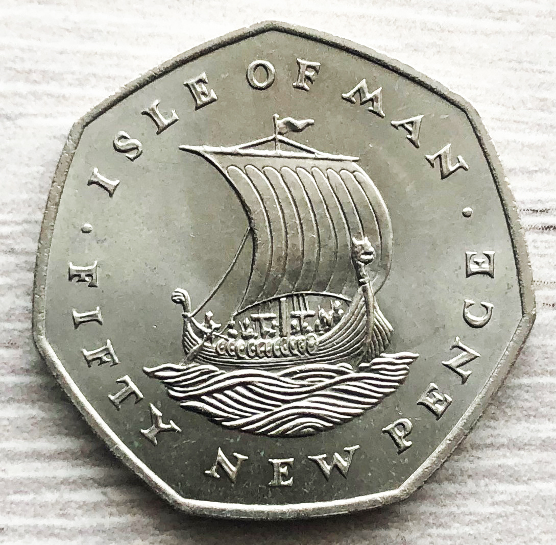 Остров Мэн, 50 новых пенсов 1971, драккар викингов. Фото автора. 