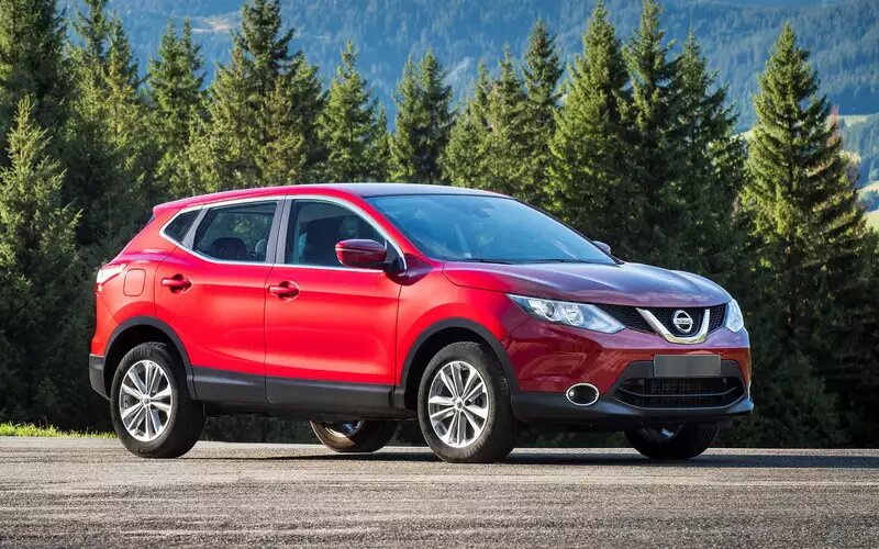    «Дорестайл» второго поколения продавали до 2019 года. Длина – 4377 мм, клиренс – 200 мм, багажник – 430 л. Средняя цена восьмилетних Nissan Qashqai – 1,59 млн рублей, средний пробег – 120 тысяч км.