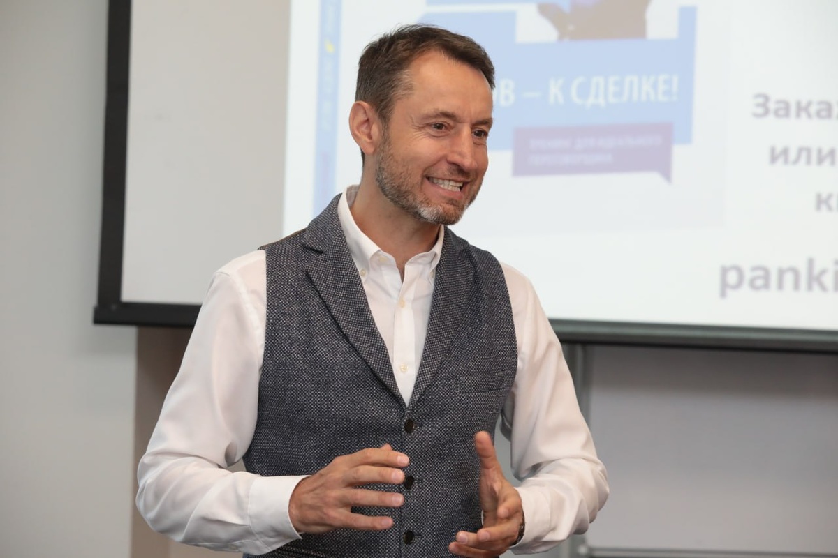 Гуру нет

Нет учения, подходящего всем.
и лучшей методики нету.
Волшебного доктора ты не ищи.
И таблетки волшебной при этом.

А чудо....Не удивляйся - есть!
Но оно не падает с неба.
 Из желаний и планов муку замеси,
запекай жаром сердца, до румяного
 хлеба.

Счастья в мире хватит на всех
Не спеши, не гонись за счастьем
Поверь, что важнее — путь.
С подъемами, спусками и даже
ненастьем.

Ты опору в себе найдешь
Лишь смелее подвигай телом
А когда есть опора в другом
Незаметно раздвинешь пределы.

В чем брат правда, ты мне расскажи?
Где наполниться смыслом полнее
В хрусте снега ее ты зимой поищи.
Ну а  летом в прозрачном ручье,
на полях, где трава посочнее.

Есть ответ в криках чаек, сиянии звезд
шуме ветра и тишине рассвета.
Смысл повсюду, он в сердце есть, и в молитве,
только верь при этом.