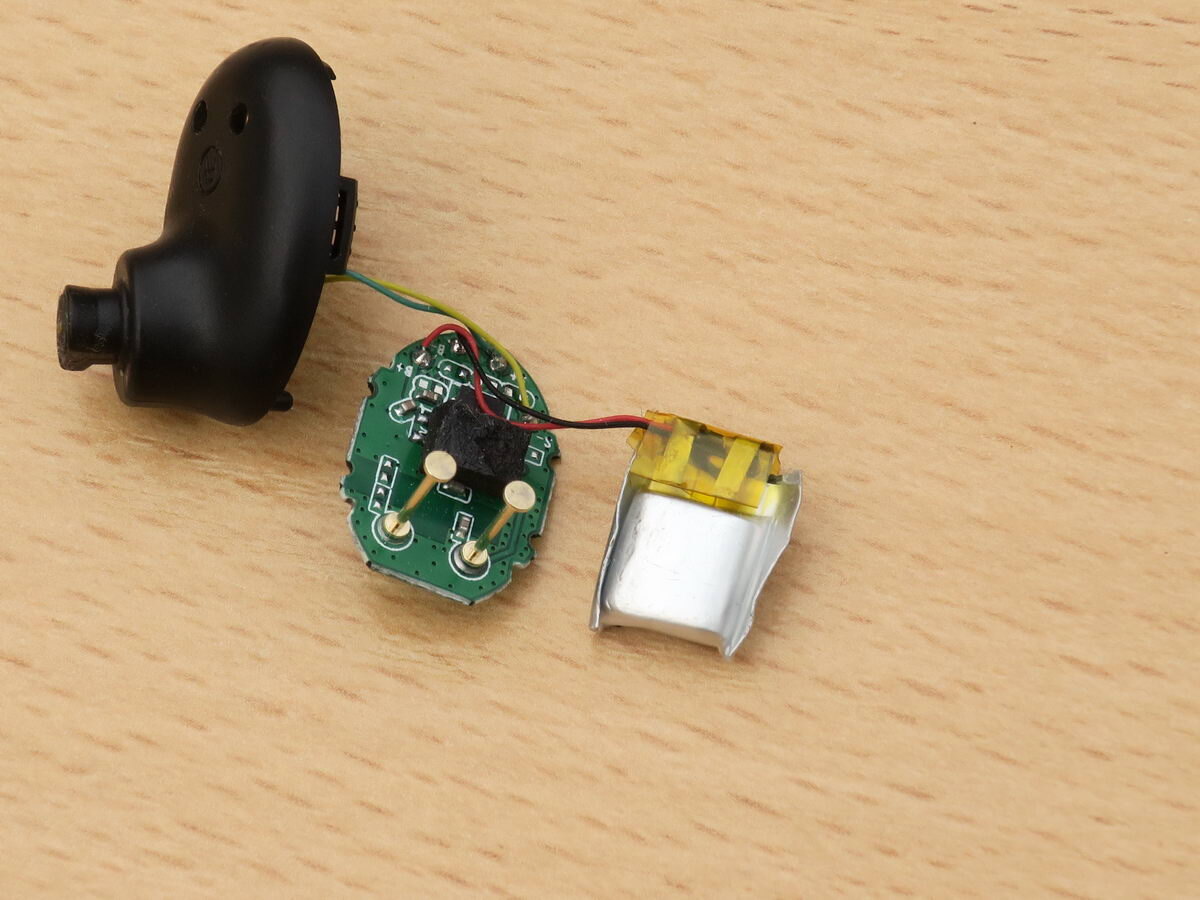 Аккумулятор наушника с контактами, выходящими наружу прямо