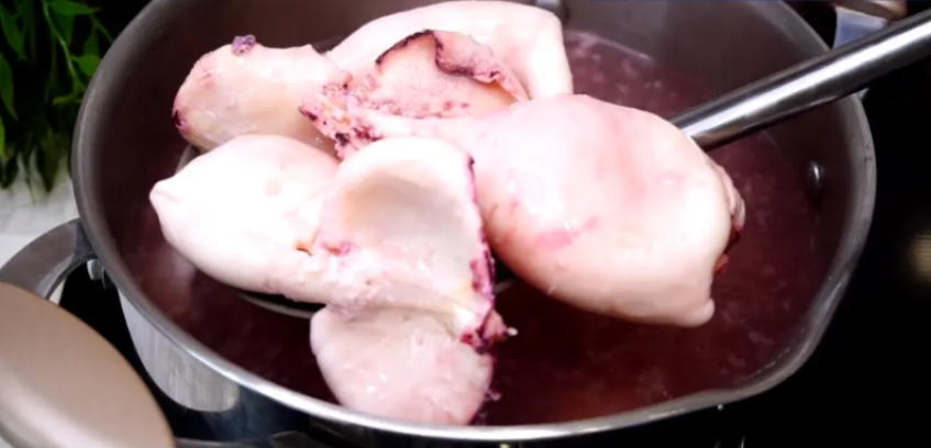 Варите кальмары... Никогда не делайте эту ошибку (она главная). Больше никакой резины! Мой способ проще некуда...