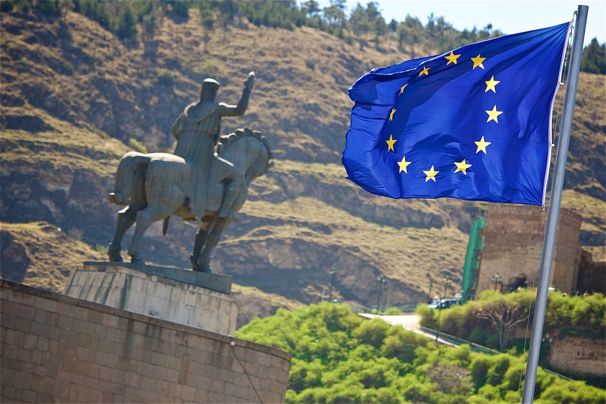 Флаги Евросоюза в центре столицы Грузии