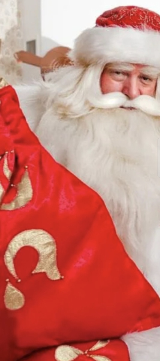 Дед Мороз с мешком подарков. Фото из открытых источников.