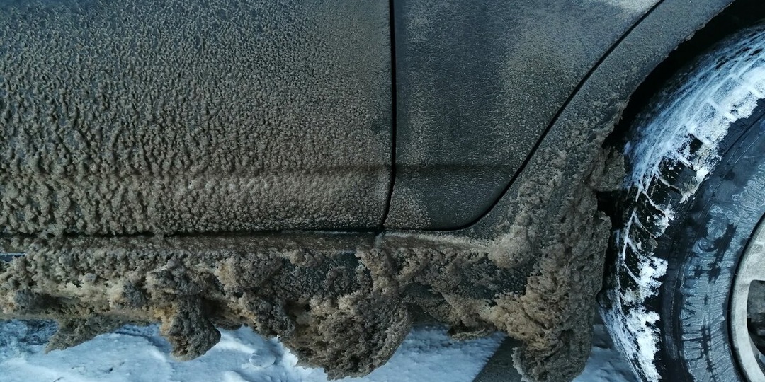 Секрет против «лепнины» на порогах и подкрылках: зимний трюк, который знают только опытные водители
