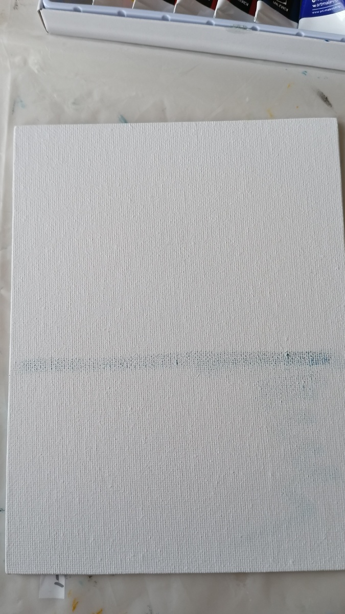 Линия горизонта в нашем случае делит холст почти на  равные части