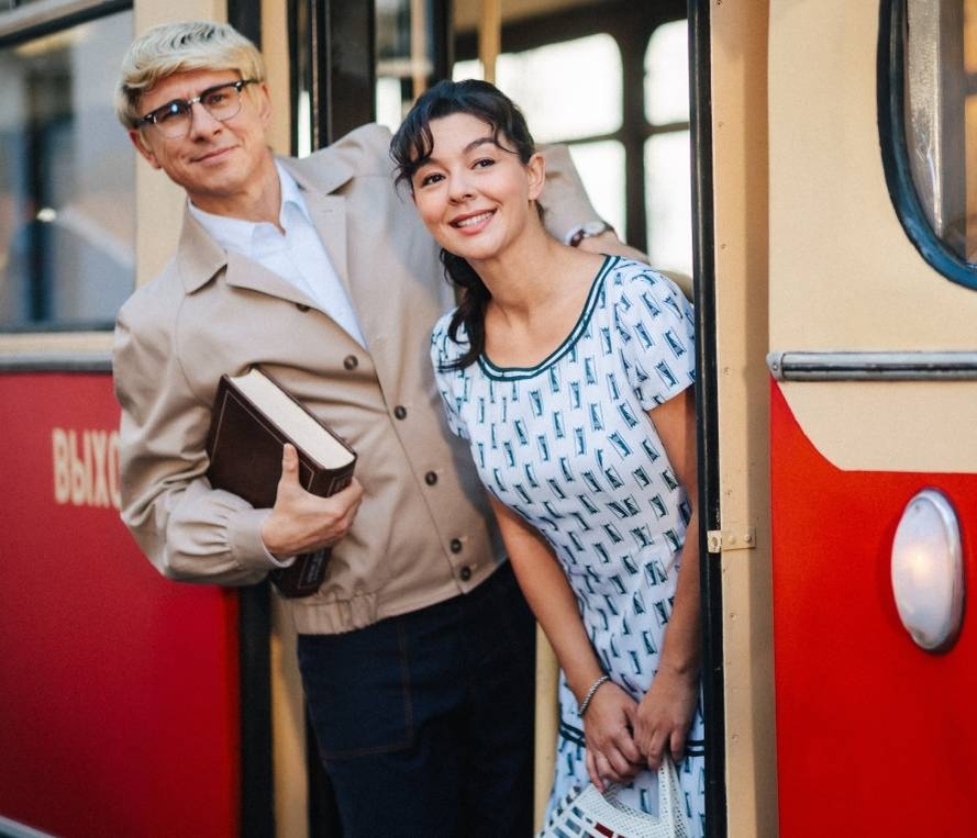    Шурик (Тимур Батрутдинов) и Нина (Марина Кравец) в комедии «Невероятные приключения Шурика»Фото ТНТ