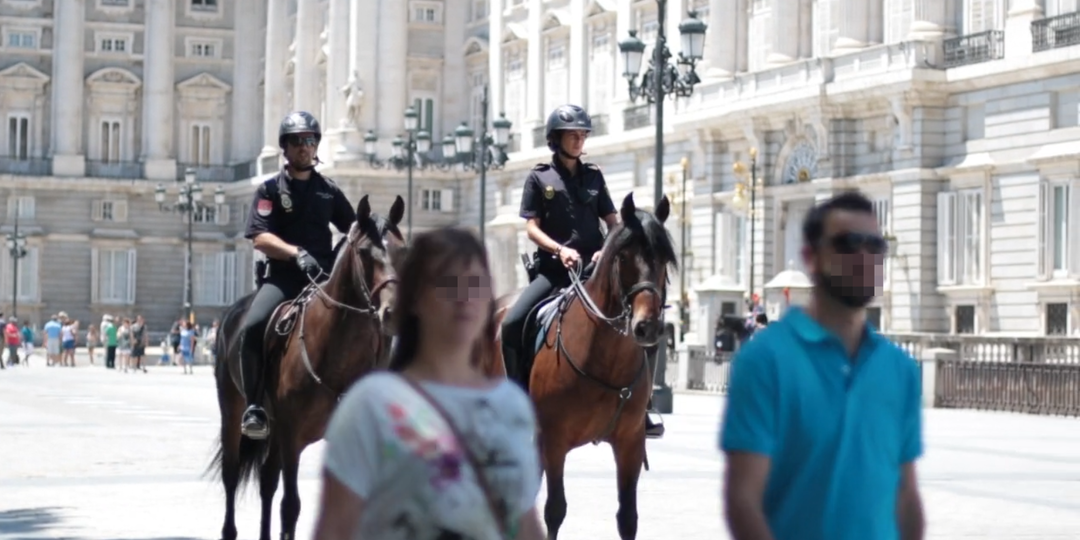 Полиция просит показать телефон