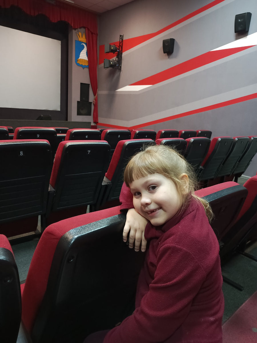 В пятницу перед выходными с тремя детьми меня заставили сходить с Ангелиной в кино на Алису в стране чудес. Я проревела полфильма наверно. Не над сюжетом, а больше о себе. Потому что не люблю никуда выбираться в таком состоянии, но фильм понравился.