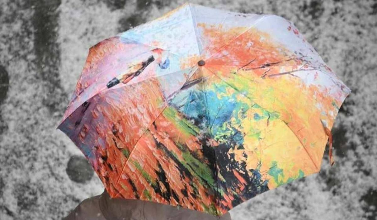     Человек с зонтом. Источник: spb.kp.ru Автор фото: Алексей Булатов