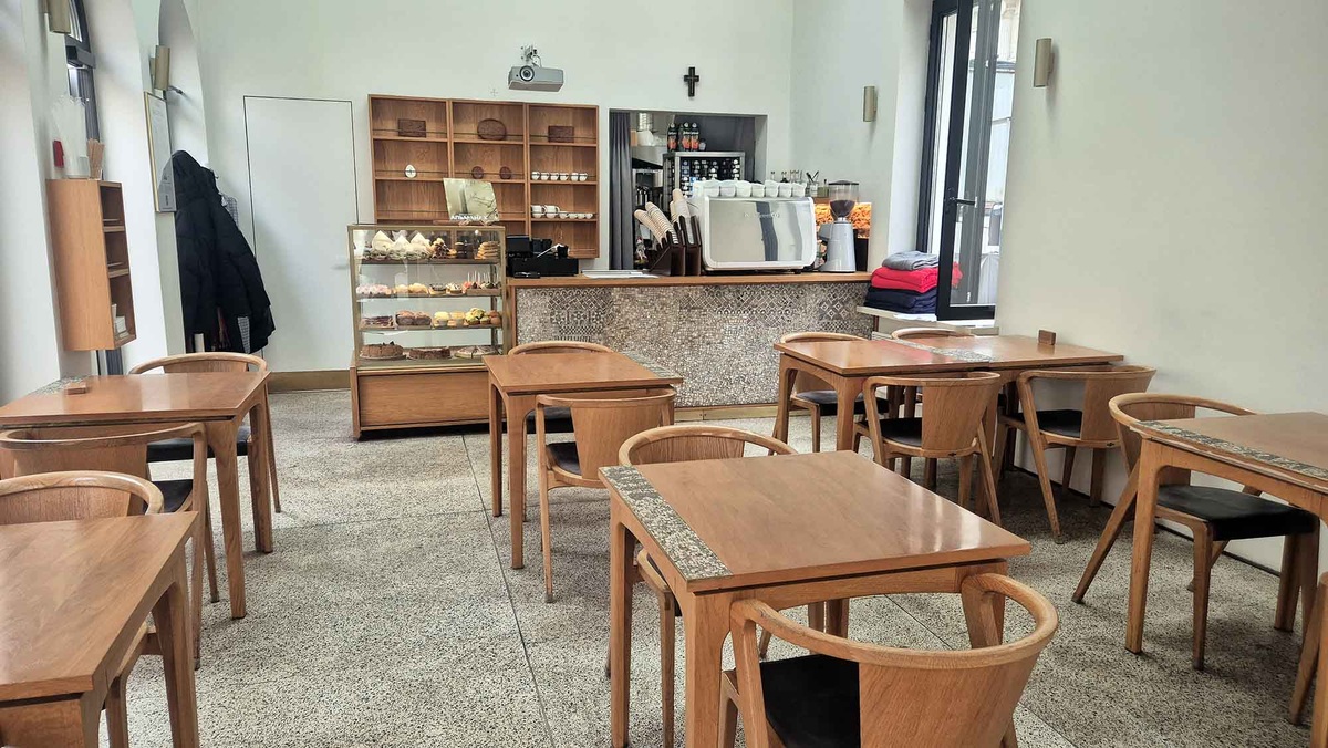 Так кофейня-трапезная выглядит внутри