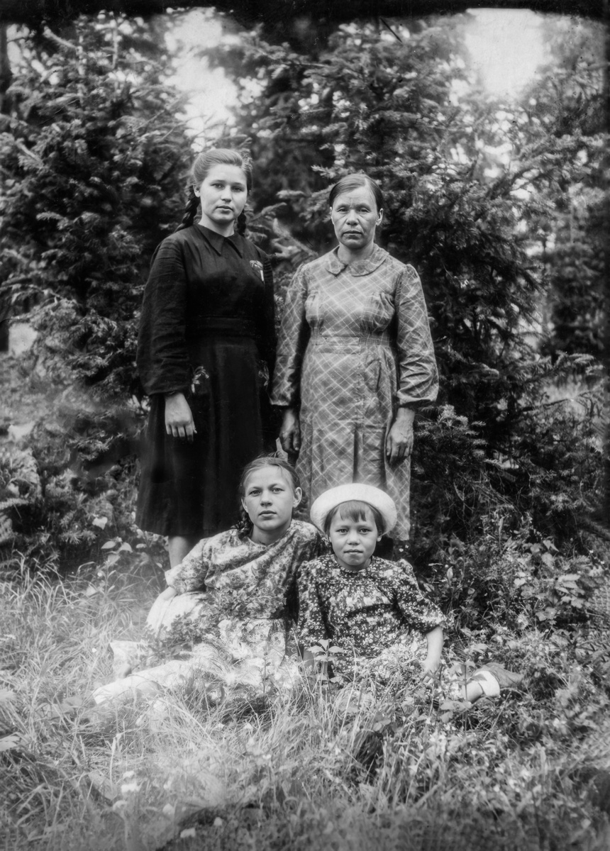 Мама Мария Григорьевна и дочки: Соня, Нина, Люся (в панамке) – сплоченная семья. 