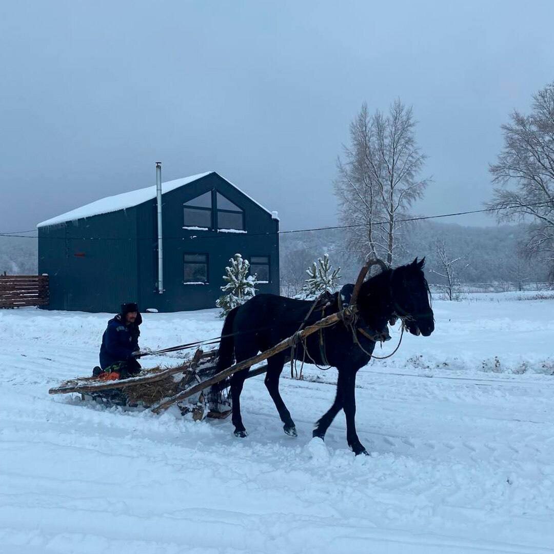 Всего 30 минут от Уфы — и вы уже на берегу живой реки Белая, среди башкирской природы и зимнего молчания, в месте, где никто не ждёт от вас отчётов, решений и “быстрых ответов”.