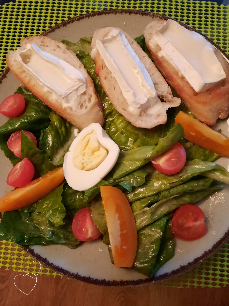 Салат овощной с гренками и мягким козьим сыром.  Фото автора