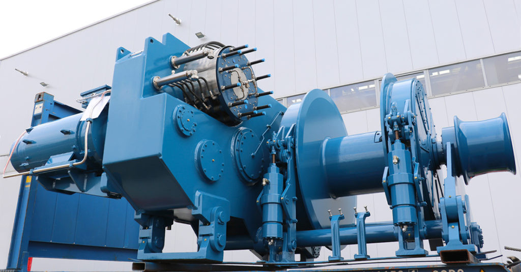 Тормоз с водяным охлаждением и полной защитой от морской коррозии на буксирной лебедке.