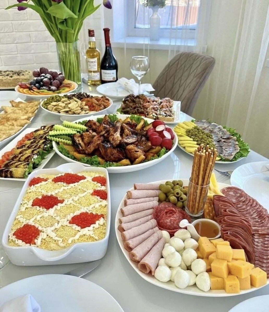 Накрытый стол.