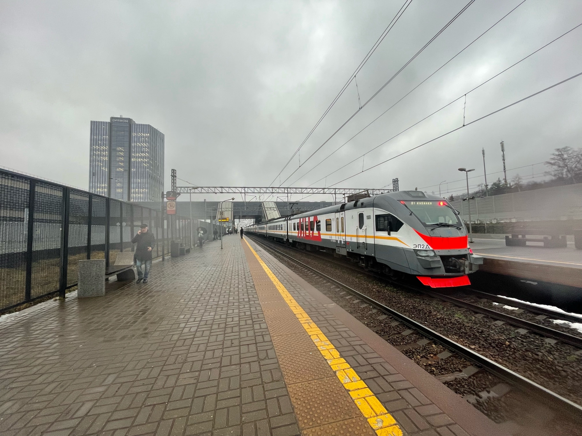 Станция МЦД Сколково. У перрона поезд в сторону области.