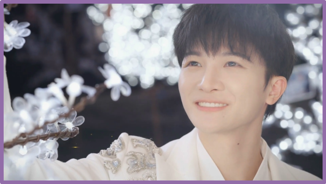 Снимок с экрана монитора. Китайский певец Чжоу Шэнь.