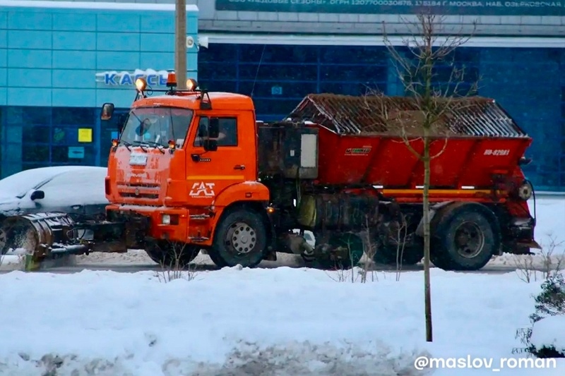    Сейчас техника работает на дорогах второй и третьей категории и в частном секторе. Об этом сообщил глава города Роман Маслов.