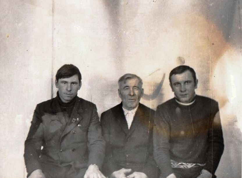 Фото из открытых источников. В. Бармин (слева_ с отцом и братом.