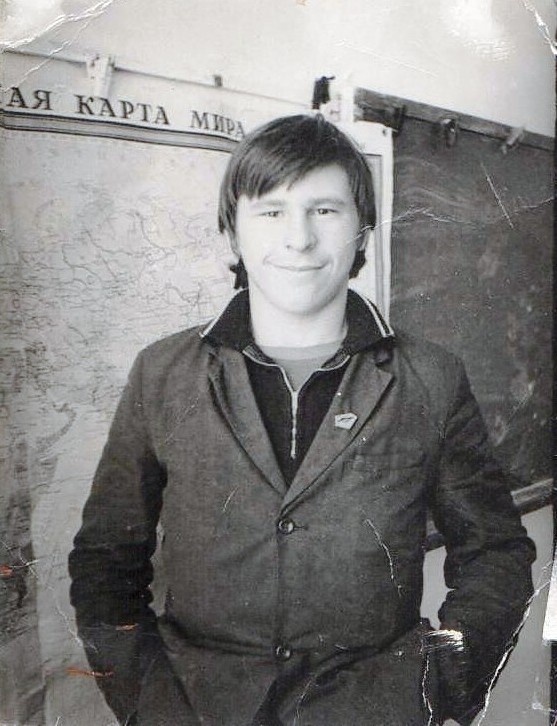Фото из открытых источников. В. Бармин во время учебы в Межовской средней школы.